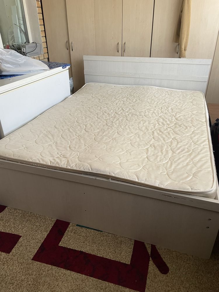 Продам кровать двухспальнюю с матрасом