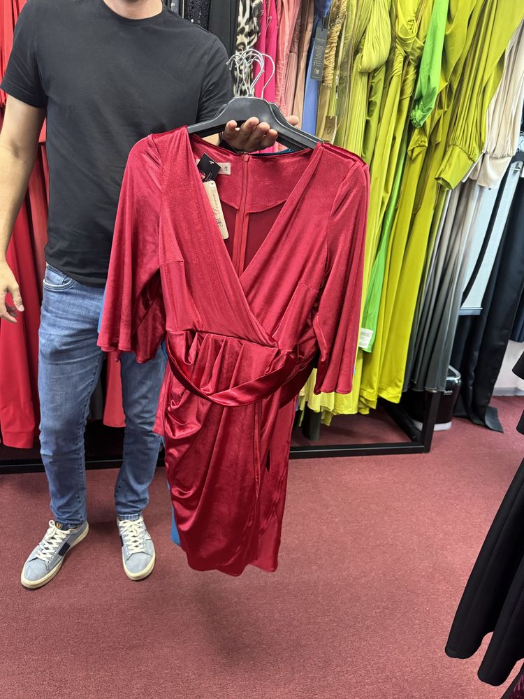 Se vinde lot de rochii noi