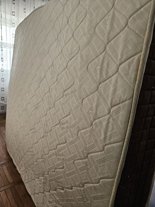 Dormitor: pat, saltea, 2 noptiere.