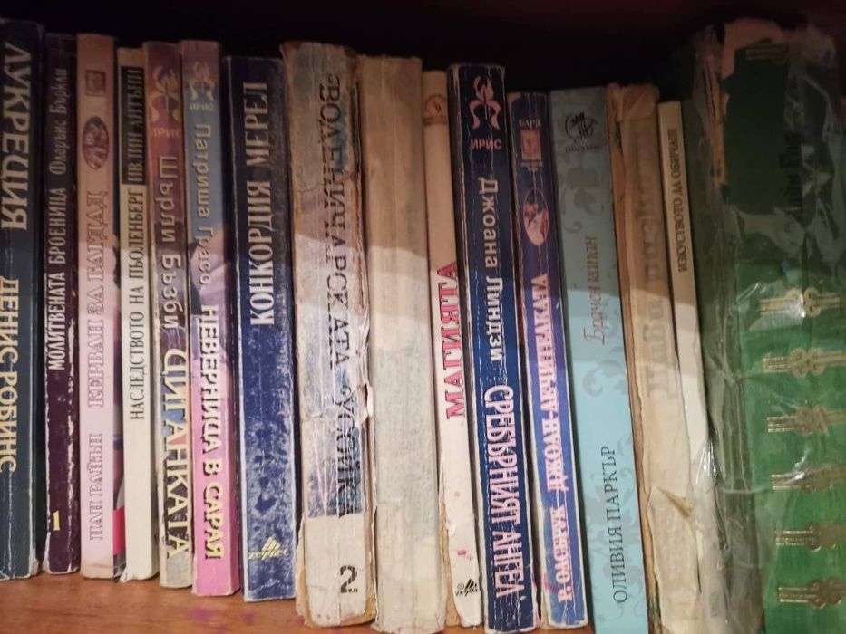 Продавам книги/ любовни романчета/ учебници