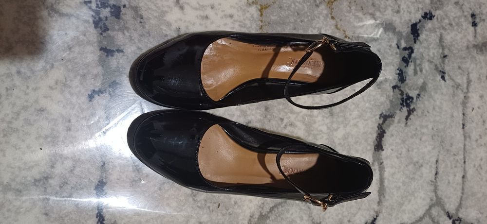 Туфли на девочку и сланцы