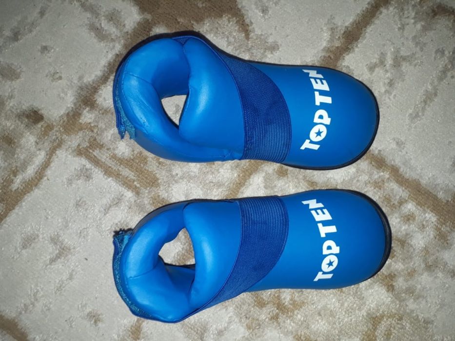 Продам шлем, футы и защиту в отличном состоянии