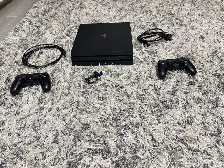 PlayStation 4 Pro 1TB cu mentenanță facută acum 3 luni.