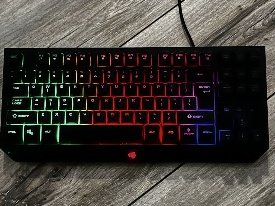 Продавам настолен компютър – Отличен за работа и игри + Windows 11 Pro