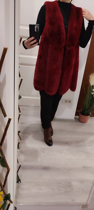 Vesta blană artificială de culoare roșie burgundiu, buzunare, inserții