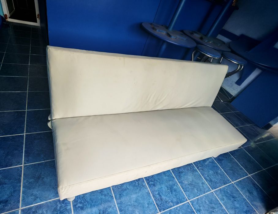 Canapea extensibila gri deschis in stare foarte buna