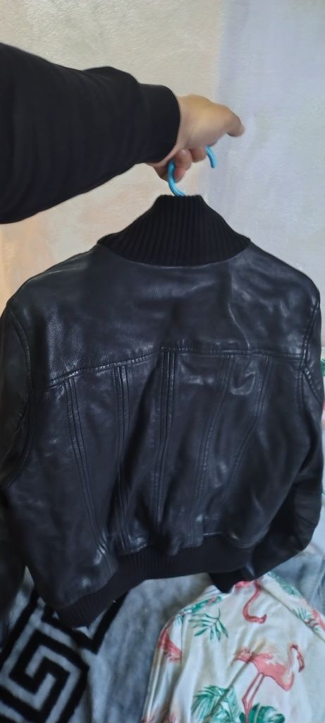 Vind geaca piele dama originala 400 lei neg