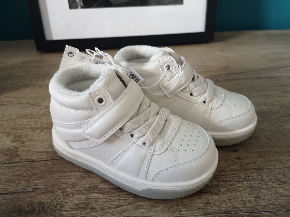 Детски бели кецове Зара 21 26 и 27 номер