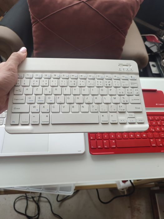 tastaura logitech keys go on