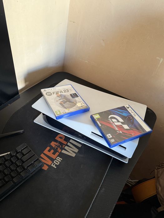 PlayStation 5 + две игри ( Grand Torismo 7 , FIFA 23