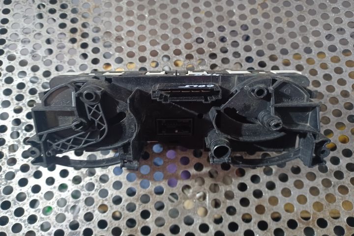 Comanda ventilatie Mitsubishi Colt Z30  [din 2002 pana  2009] seria Hatchback 5-usi 1.1 MT (75 hp)