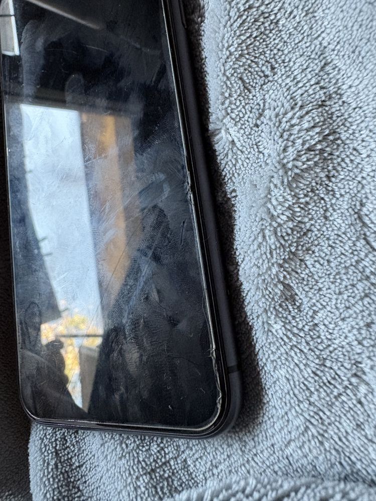 iPhone 11 с оригинално зарядно и 4 кейса
