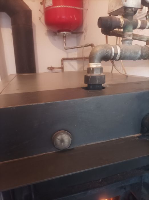 Vând centrală pe lemne