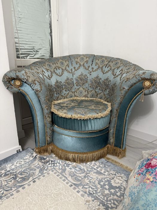 Продам диван и кресло к нему имеется столик