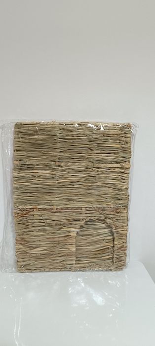 Casuta Rozatoare din Iarba