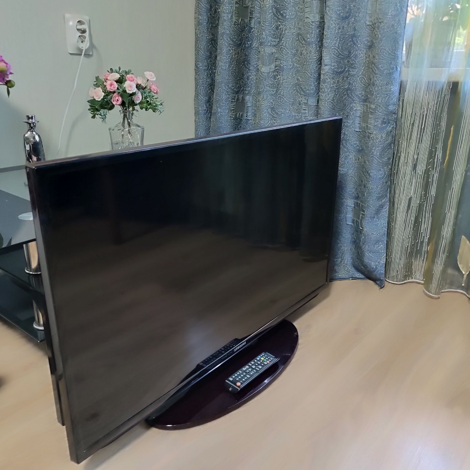 Продам телевизор Samsung 40 дюймов 102 см led в хорошем состояние