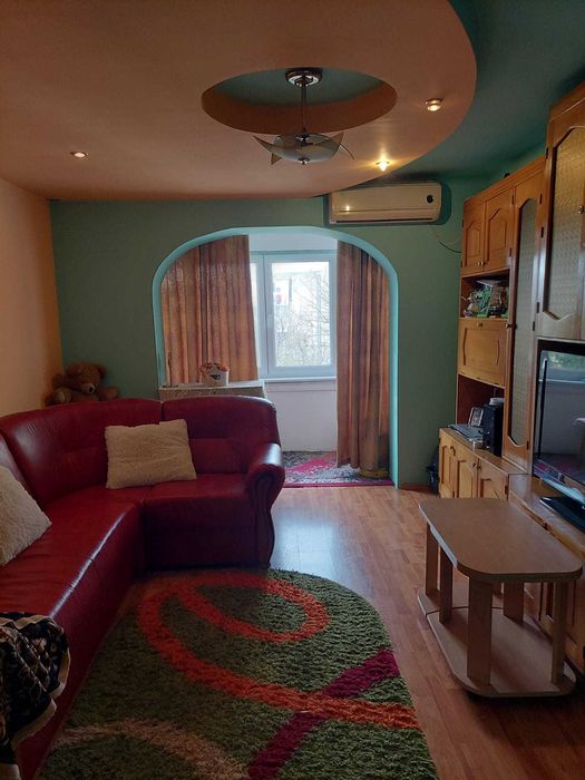 Apartament modest cu 3 camere ÷Garaj privat