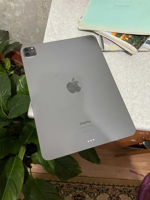 iPad Pro 11-дюймовый, 4-го поколения + Magic Keyboard