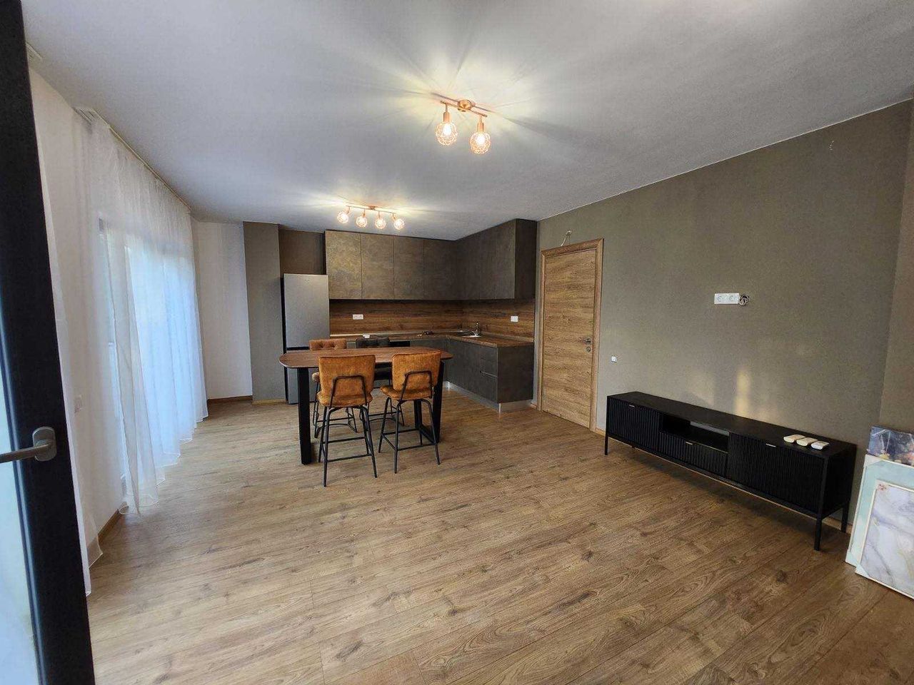 Дава се под наем Тристаен апартамент в Пловдив, Център - 110 кв.м за 800 € - Снимка #1
