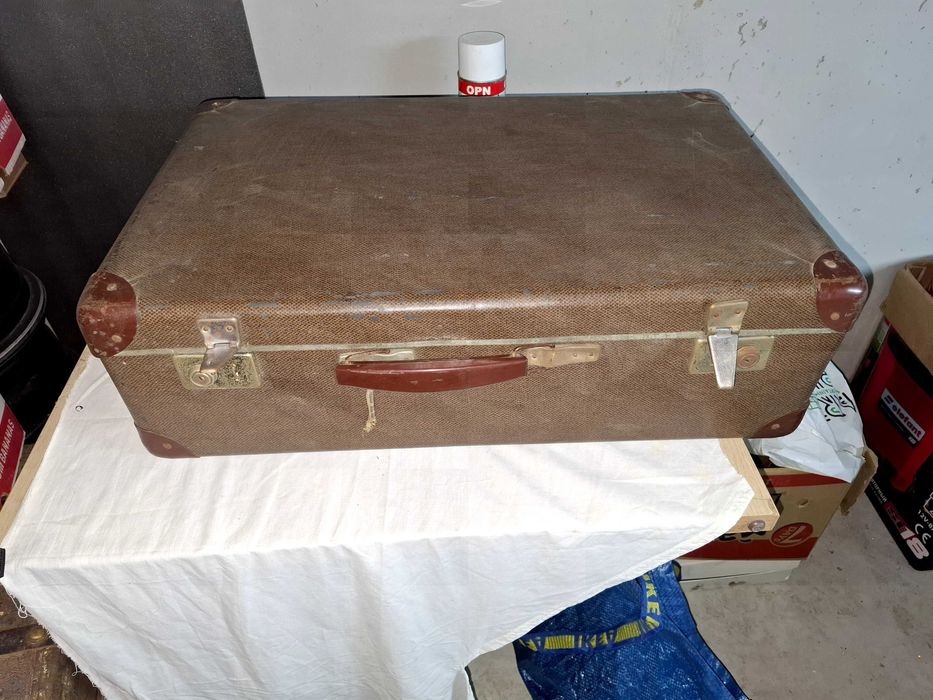 Много стари куфари