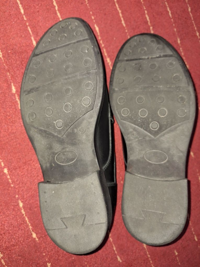 De vanzare pantofi marimea 42