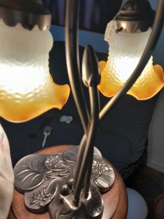 Lampa cu abajur din sticlă stil Tiffany