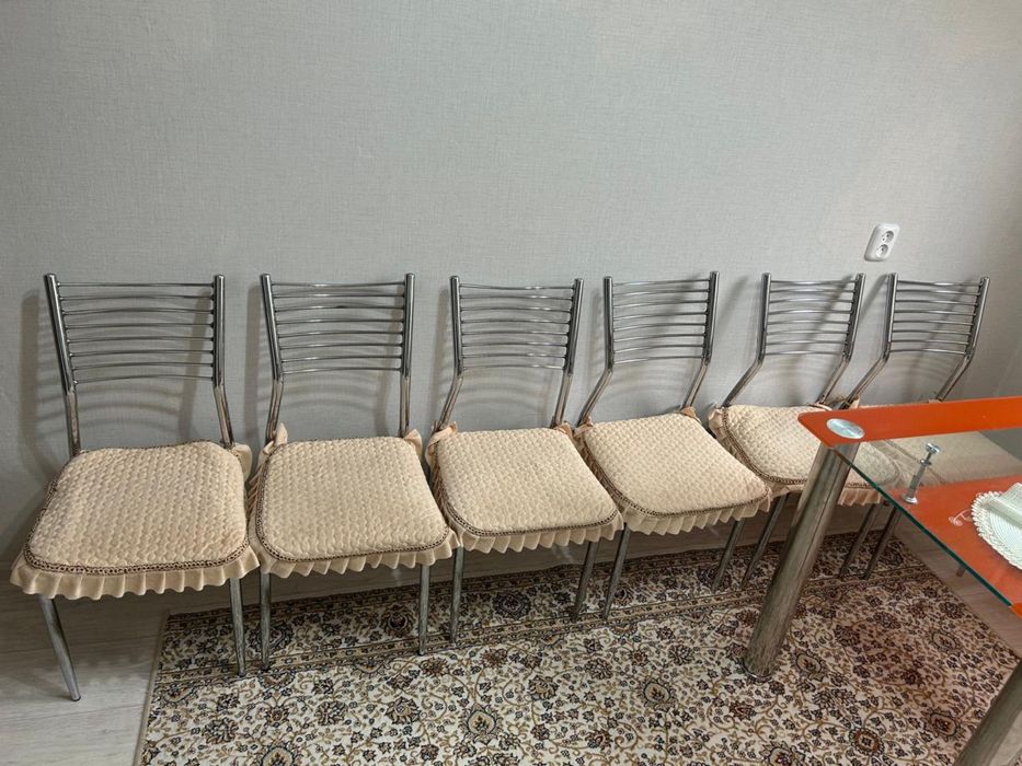 Продаю стол и 6 стульев в отличном состояний