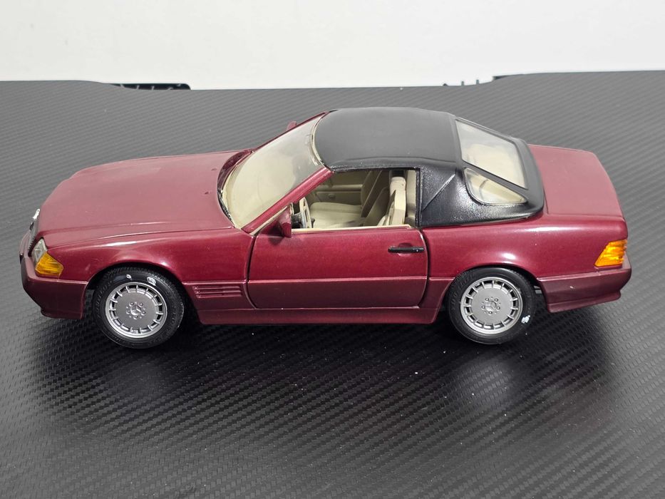Macheta Auto 1/18 Revell Mercedes 500 SL Rosu