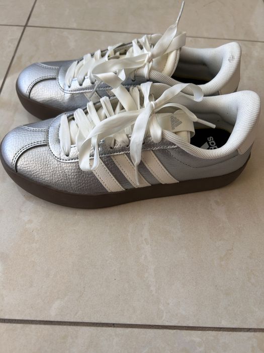 Сребристи обувки Adidas