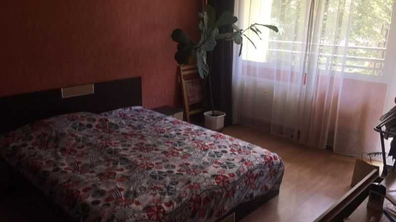 Тристаен имот в Банишора