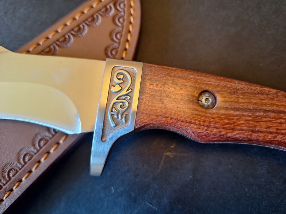 Ловен нож с кожена кания
