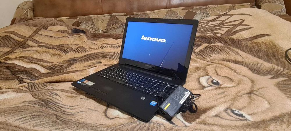 Laptop Lenovo cu procesor Celeron N2840,8 Gb RAM si SSD de 120 Gb