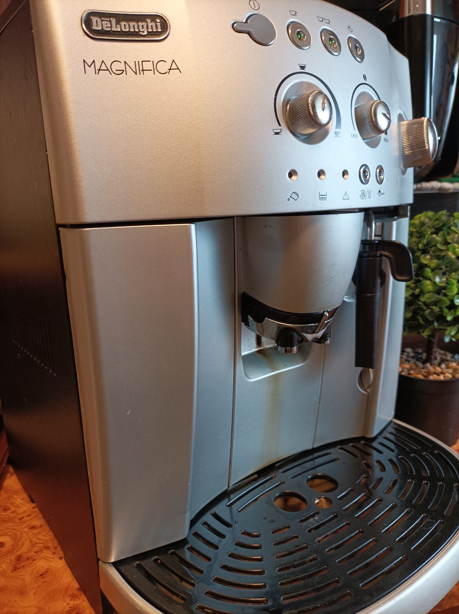 Vând expresor cafea DeLonghi magnifica