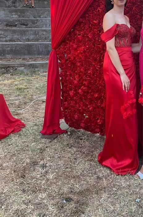 Червена официална рокля