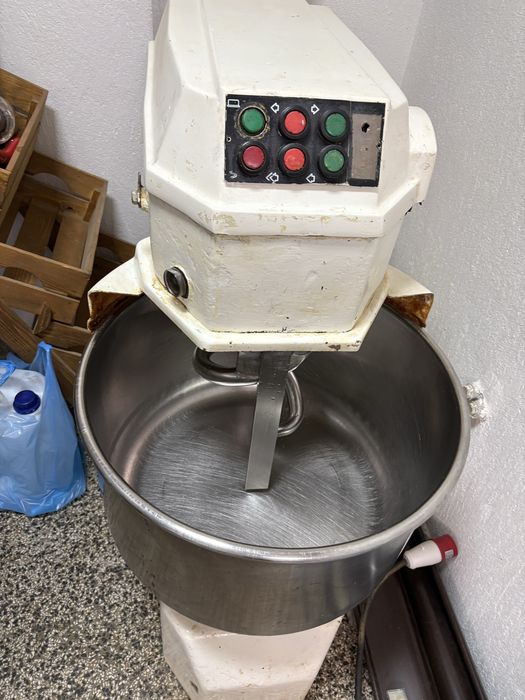 Професионална тестомесачка