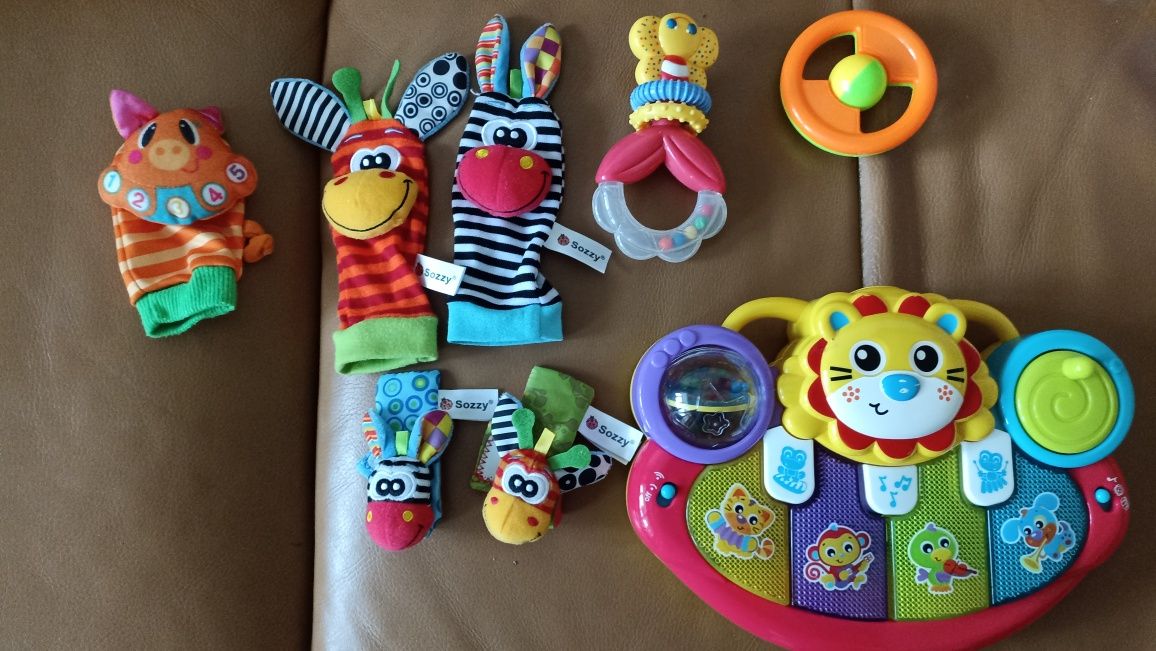 Музикална играчка Playgro, чорапчета за крачета и ръчичка + 2 дрънкалк