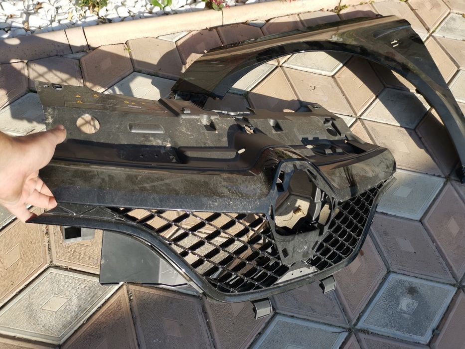 Aripa stânga grila centrala Renault megane 4 rs rs line.