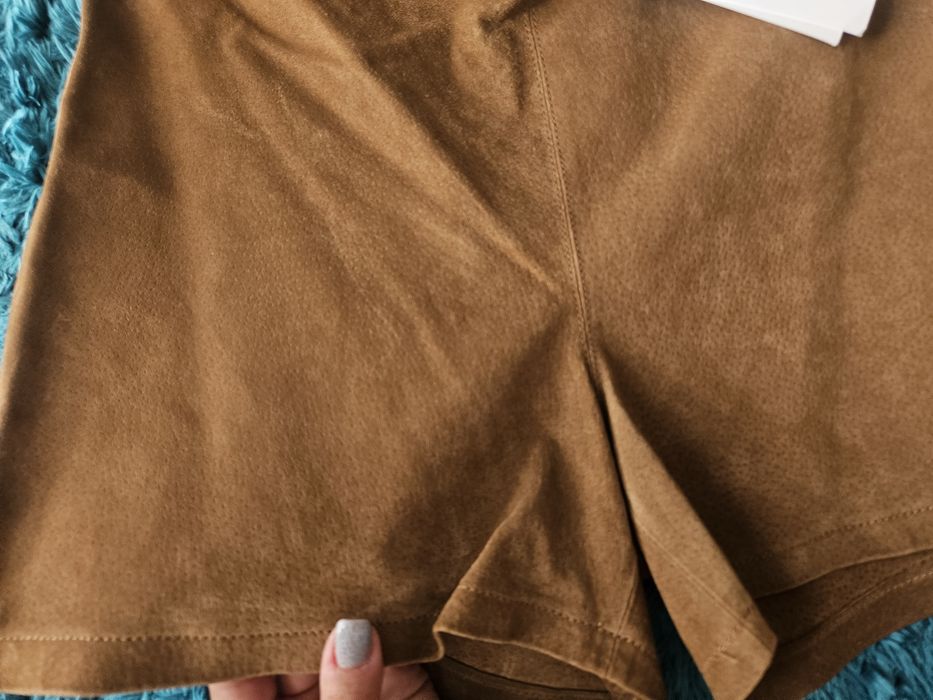 Pantaloni scurti piele naturala intoarsa
