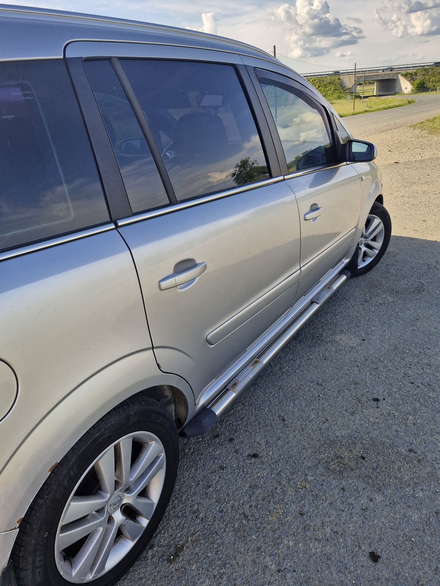 Vând opel zafira