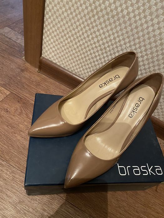 Туфли почти новые . Покупала за 35000. Изящно смотряться на ноге .