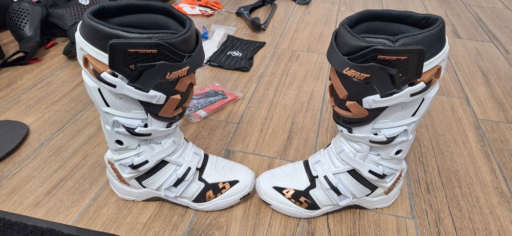 Ghete Leatt 4.5 flexlock marimea 40.5 (talpa 25.5 centimetri)
Ghetele