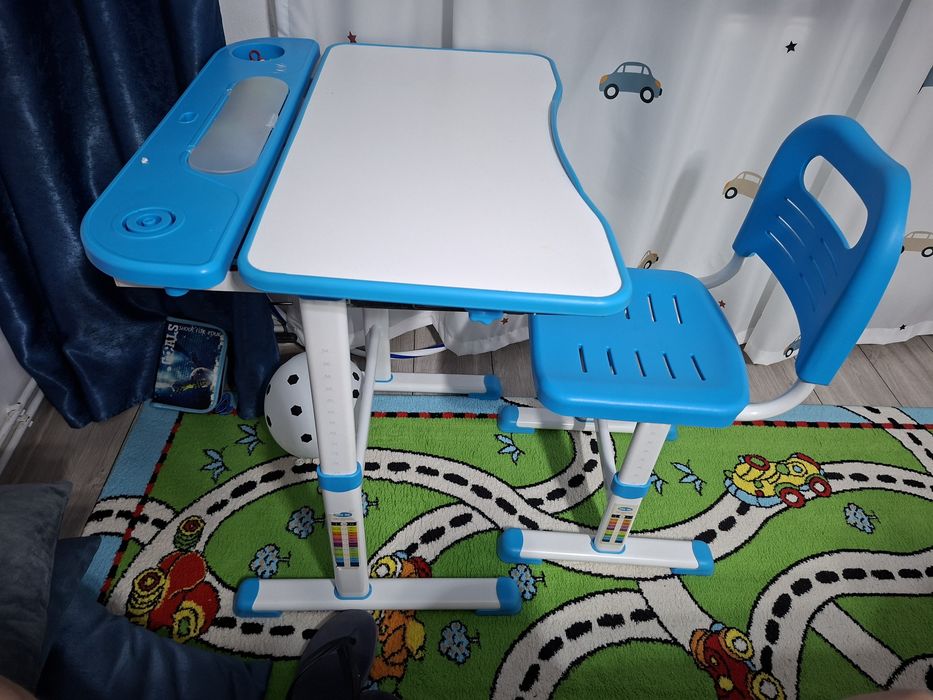 Vând Bibliotecă și set birou + scaun copii