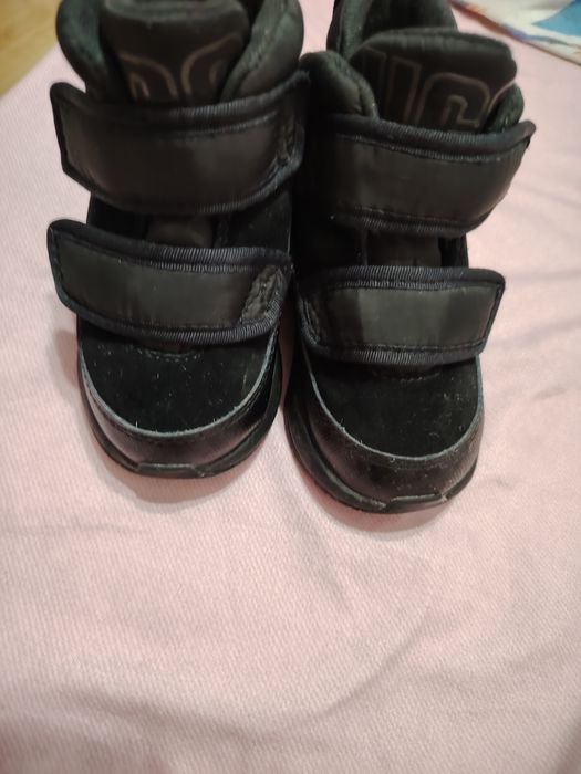 Vând ghetuțe UGG Nr 22, îmblănite cu lână naturala