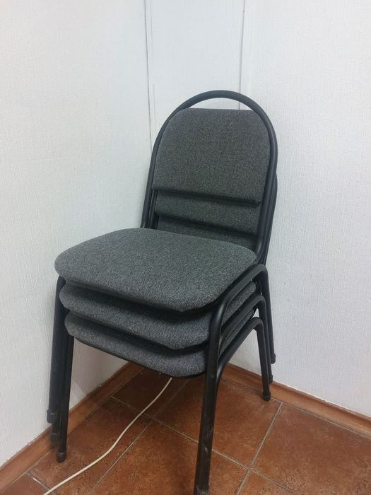 Стулья новые черные