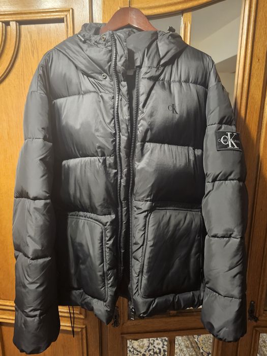 Vând geaca calvin klein
