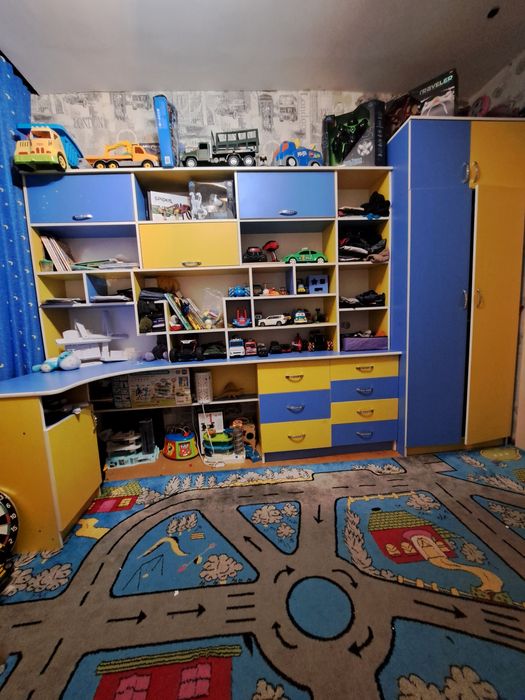 Продам стенку с плательным шкафом и столом