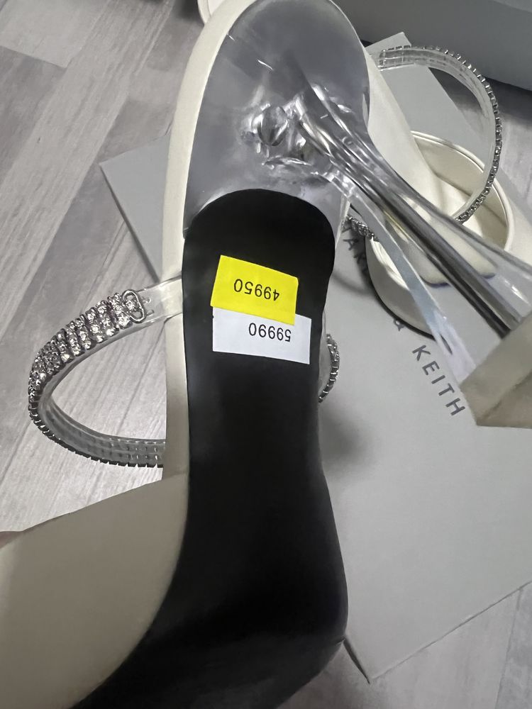 Срочно продаётся Туфли новые Charles and Keith