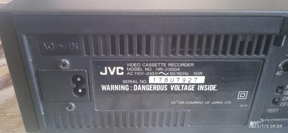 Продавам работещо записващо VHS видео JVC
