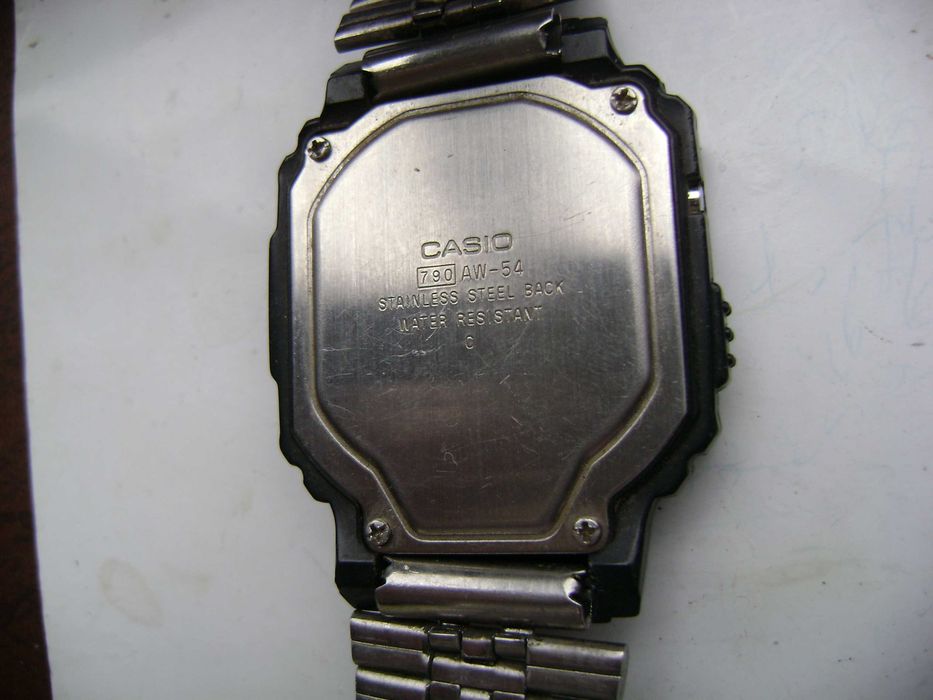 Продавам 5 броя кварцови часовника Swatch и Casio