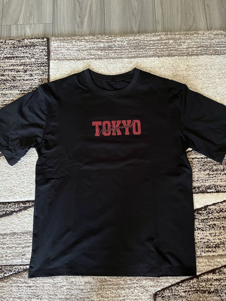 Tricou negru cu design tokyo
